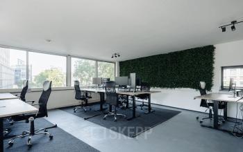 Modern kantoorpand aan de Weesperstraat 394-396 in Amsterdam Grachtengordel, met ramen en bureaus. Geschikt voor kantoorruimte huren met uitzicht op groen. Stijlvolle werkplekken klaar voor gebruik.