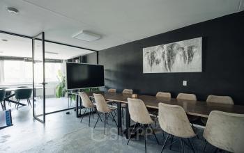 Stijlvolle kantoorruimte op Weesperstraat 394-396 in Amsterdam Grachtengordel met een grote tafel, comfortabele stoelen en moderne inrichting. Ideaal voor vergaderingen of brainstormsessies.