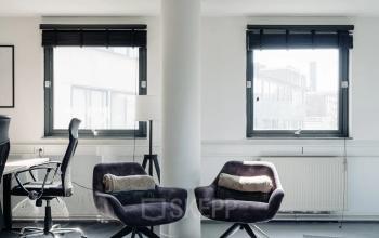 Gemeubileerde kantoorruimte te huur aan de Weesperstraat 394-396 in Amsterdam Grachtengordel met moderne stoelen, bureau en veel natuurlijk licht.