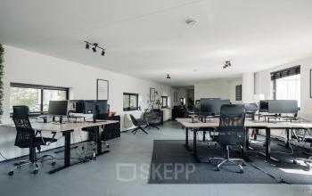 Open kantoorruimte te huur in Amsterdam Grachtengordel op Weesperstraat 394-396, modern ingericht met bureaus, stoelen en computers. Veel lichtinval en een ruimtelijke indeling ideaal voor zakelijke activiteiten.