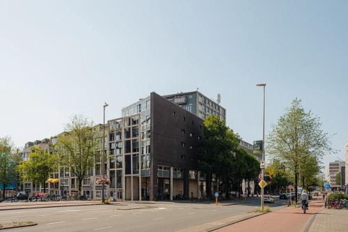 Buitenzicht op het kantoorpand aan de Weesperstraat 394-396 in Amsterdam Grachtengordel, ideaal voor kantoorruimte huren.