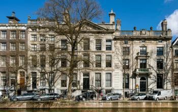 Monumentaal kantoorpand aan de Herengracht 493 in Amsterdam Grachtengordel, weerspiegeld in de gracht. Ideale locatie voor kantoorruimte huren met karakter en stijl.