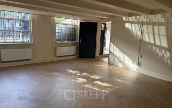 Lichte kantoorruimte in een klassiek kantoorpand aan de Herengracht 493, Amsterdam Grachtengordel, met grote ramen en visgraatvloer. Perfect voor wie kantoorruimte wil huren in de levendige binnenstad.