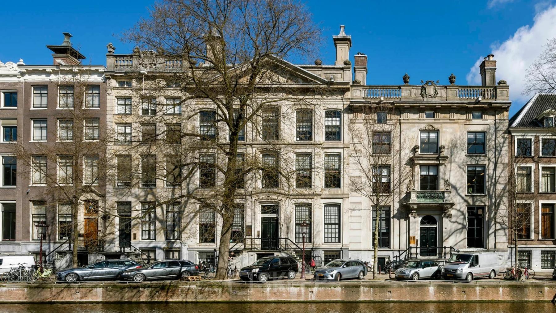 Monumentaal kantoorpand aan de Herengracht 493 in Amsterdam Grachtengordel, weerspiegeld in de gracht. Ideale locatie voor kantoorruimte huren met karakter en stijl.