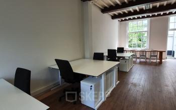 Kantoorruimte huren aan de Keizersgracht 97-99 in Amsterdam Grachtengordel, met ruime bureaus en veel natuurlijk licht. Modern ingericht voor een productieve werkomgeving.