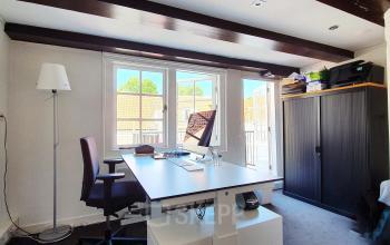 Kleine kantoorruimte huren op Keizersgracht 106, Amsterdam Grachtengordel, met bureau, stoel en kast.