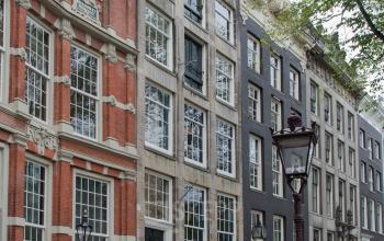Buitenzijde van het kantoorpand op Herengracht 168, Amsterdam Grachtengordel, ideaal voor het huren van kantoorruimte.