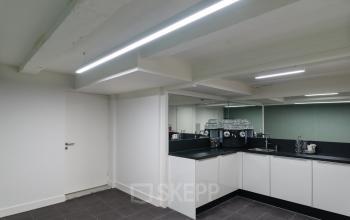 Moderne keuken in kantoorpand aan Herengracht 168 in Amsterdam Grachtengordel, voorzien van strakke lijnen en ingebouwde apparatuur.