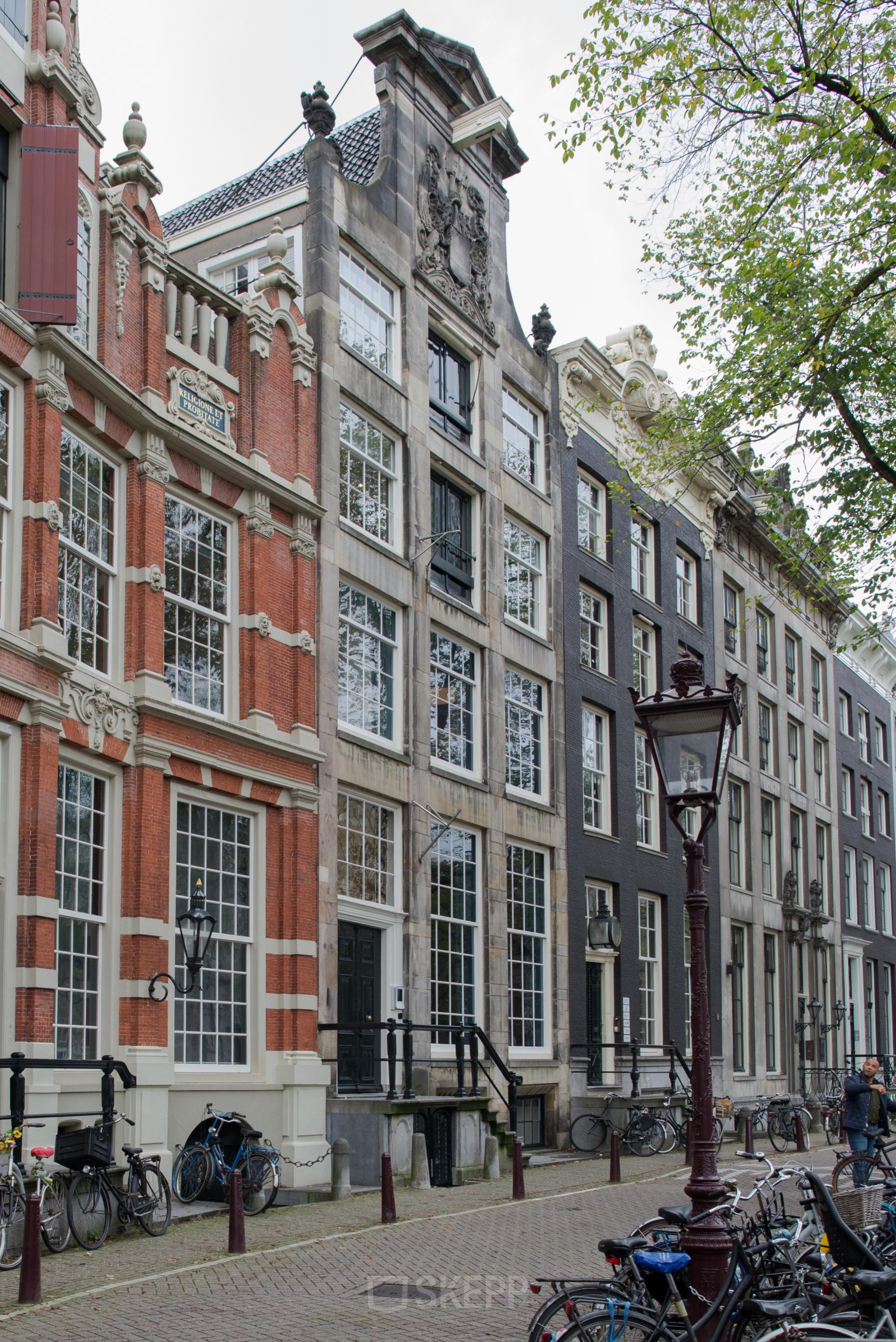 Buitenzijde van het kantoorpand op Herengracht 168, Amsterdam Grachtengordel, ideaal voor het huren van kantoorruimte.