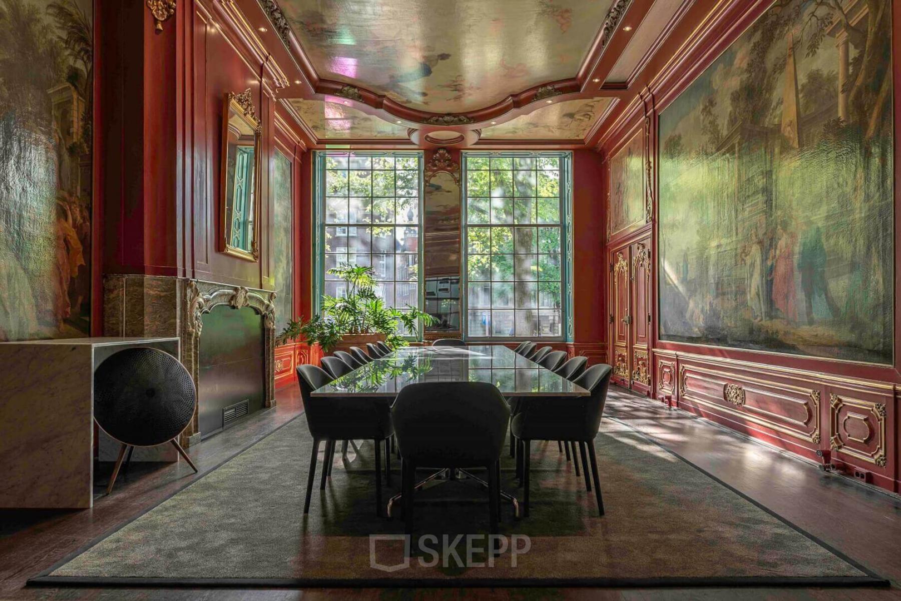 Elegant ingerichte vergaderruimte in kantoorpand aan Herengracht 168, Amsterdam Grachtengordel met een grote tafel en kunstzinnige elementen.
