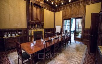 Elegant ingerichte vergaderruimte in een kantoorpand aan de Herengracht 280, Amsterdam Grachtengordel, met een grote houten tafel en stoelen.
