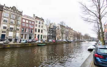 Fotografie van de buitenkant van kantoren aan de Herengracht 280 in de Amsterdamse Grachtengordel met klassieke grachtenpanden langs het water.