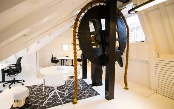 Unieke en lichte kantoorruimte te huur aan de Herengracht 280, Amsterdam Grachtengordel, met moderne meubels en opvallende decoratie.