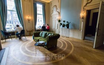 Kantoorruimte huren aan de Herengracht 280 in Amsterdam Grachtengordel, met stijlvolle inrichting en werkende mensen aan bureaus.