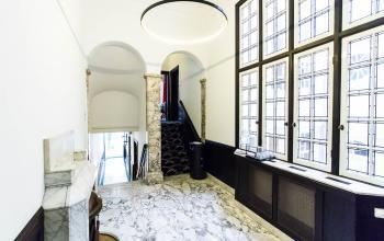 Entree van een monumentaal kantoorpand aan de Herengracht 280 in de Amsterdam Grachtengordel, met marmeren details en grote ramen. Ideaal voor wie kantoorruimte wil huren.