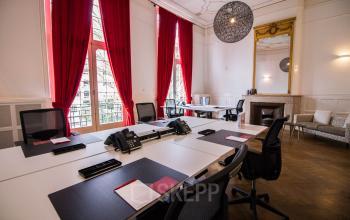 Ruime en stijlvolle kantoorruimte aan de Herengracht 280, Amsterdam Grachtengordel, geschikt voor werk of huur, met rode gordijnen en moderne meubels.