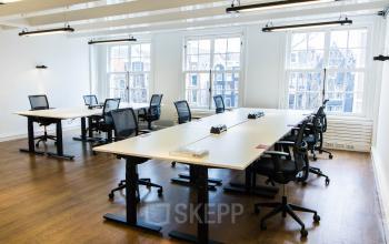 Grote, lichte kantoorruimte huren aan de Herengracht 280, Amsterdam Grachtengordel, met veel werkplekken en een fraai uitzicht.