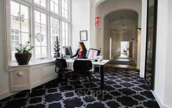 Kantoorruimte op Herengracht 280 in Amsterdam Grachtengordel met moderne werkplek en grote ramen. Te huur voor diverse zakelijke activiteiten.