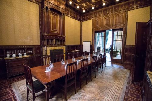 Elegant ingerichte vergaderruimte in een kantoorpand aan de Herengracht 280, Amsterdam Grachtengordel, met een grote houten tafel en stoelen.
