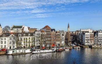 Kantoorpand aan de Amstel 62 in Amsterdam Grachtengordel met uitzicht op de rivier en historische architectuur.