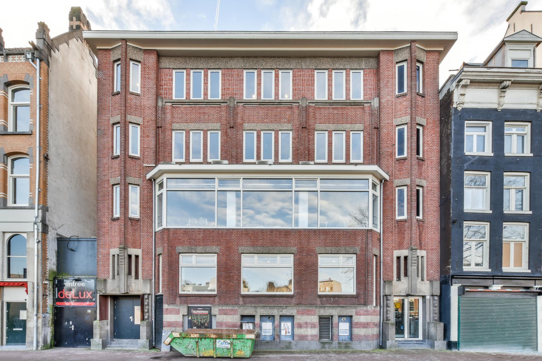 Net afgewerkte kantoorruimte op Amstel 62 in Amsterdam Grachtengordel, klaar om te huren met grote ramen en moderne uitstraling.