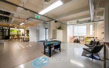 Ruime en lichte kantoorruimte met speelse elementen en comfortabele zithoeken in Amsterdam Houthavens, geschikt voor creatieve werkactiviteiten.