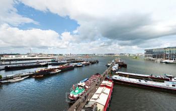 Uitzicht over de haven bij Van Diemenstraat 20-200 in Amsterdam Houthavens, nabij diverse kantoorgebouwen.