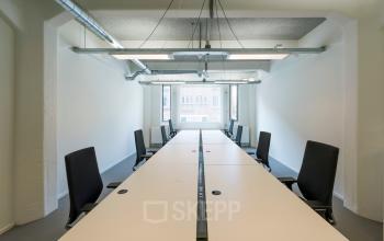 Kantoorruimte huren op Van Diemenstraat 20-200 in Amsterdam Houthavens met een strak ingerichte werkruimte en grote ramen voor natuurlijk licht.