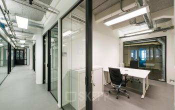 Kantoorruimte huren aan Van Diemenstraat 20-200 in Amsterdam Houthavens met glazen wanden, kantoorpand met werkplekken en moderne inrichting.