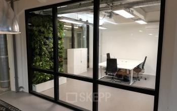 Kantoorruimte met glazen wand en zicht op vergadertafel, gelegen in Amsterdam Houthavens op Van Diemenstraat 20-200.