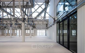 Ruime en lichte kantoorruimte in Amsterdam Houthavens met moderne glazen wanden en een open vloerplan. Ideaal voor bedrijven die kantoorruimte willen huren op Van Diemenstraat 20-200.