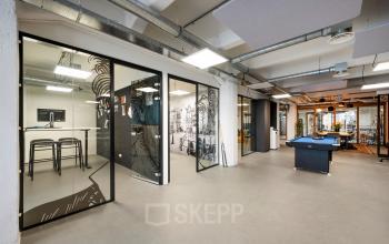 Moderne kantoorruimte op Van Diemenstraat 20-200 in Amsterdam Houthavens, met pooltafel en glazen wanden. Ideaal voor kantoorruimte huren.