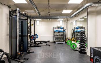 Ruime kantoorpand met fitnessapparatuur op Van Diemenstraat 20-200 in Amsterdam Houthavens, ideaal voor huurders die kantoorruimte willen combineren met sportfaciliteiten. Diverse fitnessapparaten en gewichten aanwezig.
