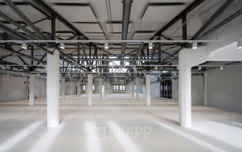 Ruime en open kantoorruimte op Van Diemenstraat 20-200 in de Amsterdam Houthavens met een industriële uitstraling en veel natuurlijk licht.