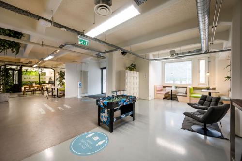 Ruime en lichte kantoorruimte met speelse elementen en comfortabele zithoeken in Amsterdam Houthavens, geschikt voor creatieve werkactiviteiten.