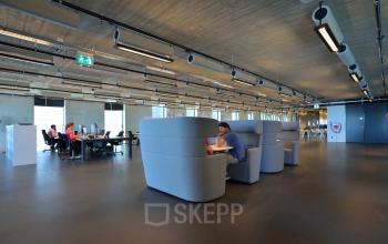 Moderne kantoorruimte huren aan de Moermanskkade 109-113 in Amsterdam Houthavens, met open vloerplan, comfortabele zitplaatsen en werkplekken. Vriendelijk voor zakelijk gebruik.