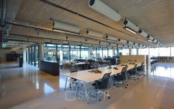 Kantoorruimte op Moermanskkade 109-113 in Amsterdam Houthavens met moderne werkplekken en glazen wanden. Perfect voor bedrijven die een lichte en inspirerende omgeving willen huren.