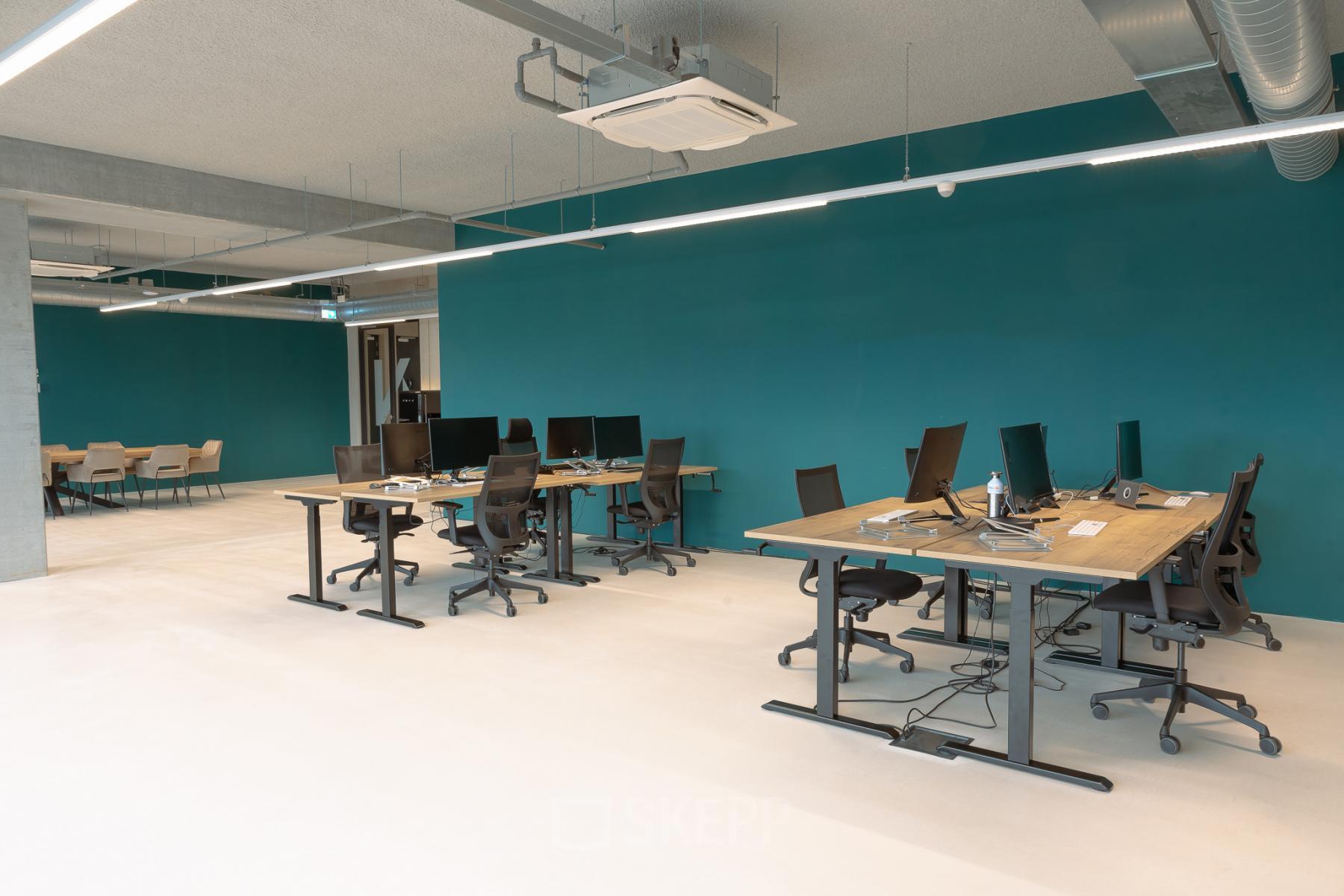 Kantoorruimte huren bij Koivistokade 68 in de Amsterdam Houthavens, met werkplekken bestaande uit bureaus, stoelen en computers in een modern interieur.