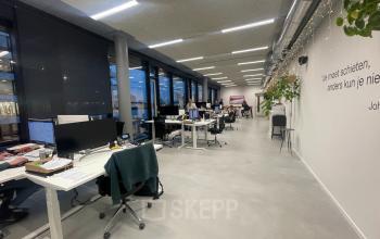 Ruime en lichte kantoorruimte aan de Moermanskkade 303 in Amsterdam Houthavens met werkplekken en groene accenten. Ideaal om kantoorruimte te huren met uitzicht op de omgeving.