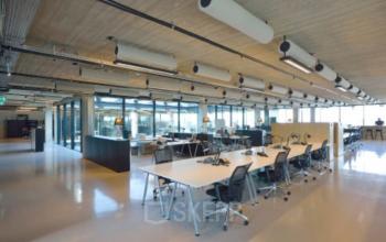 Kantoorpand op Archangelkade 9 in Amsterdam Houthavens met open werkruimte, moderne inrichtingen en grote ramen voor veel natuurlijk licht.