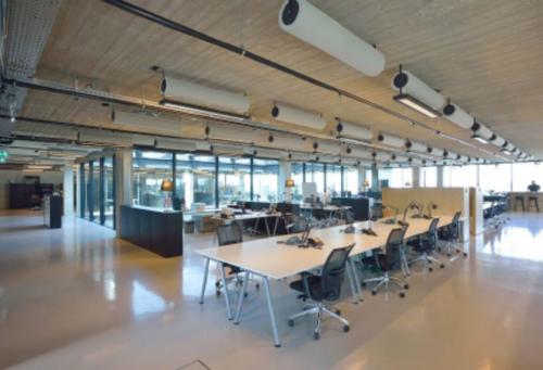 Kantoorpand op Archangelkade 9 in Amsterdam Houthavens met open werkruimte, moderne inrichtingen en grote ramen voor veel natuurlijk licht.