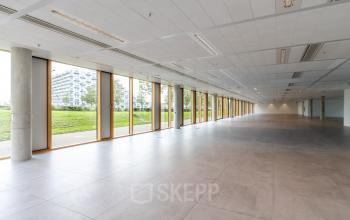 Lichte en ruime kantoorruimte op Pedro de Medinalaan 1-9 in Amsterdam IJburg, geschikt voor huur. Grote ramen bieden veel natuurlijk licht en uitzicht op groen. Ideaal voor een open vloerplan.