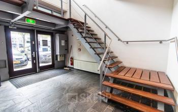 De trappen in het kantoorgebouw