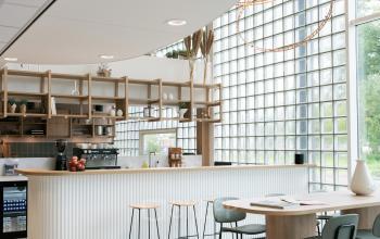 Moderne kantoorruimte binnen kantoorpand aan de Overschiestraat 65 in Amsterdam Nieuw-West met stijlvol ingerichte pantry.
