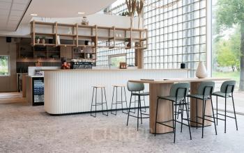 Moderne kantoorruimte op Overschiestraat 65 in Amsterdam Nieuw-West met een stijlvolle pantry en bar zitgedeelte.