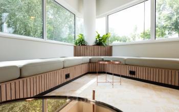 Modern ingericht kantoor met grote ramen en natuurlijk licht in kantoorpand aan de Overschiestraat 65, Amsterdam Nieuw-West.