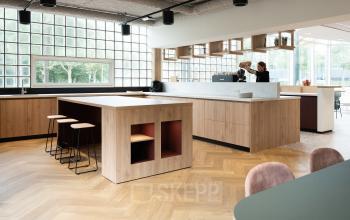 Modern ingerichte kantoorruimte met stijlvolle pantry op de Overschiestraat 65 in Amsterdam Nieuw-West, ideaal voor ondernemers die een kantoor willen huren.