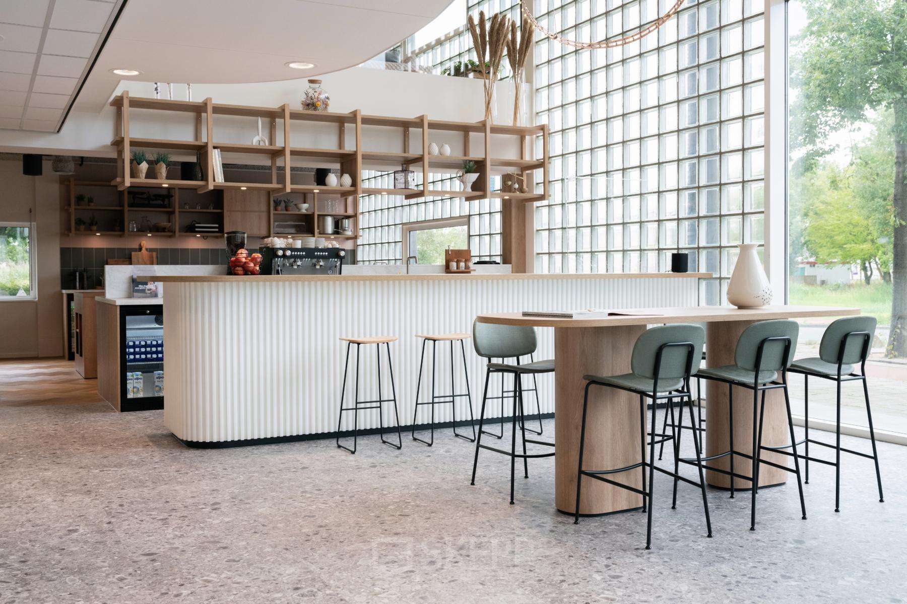 Moderne kantoorruimte op Overschiestraat 65 in Amsterdam Nieuw-West met een stijlvolle pantry en bar zitgedeelte.