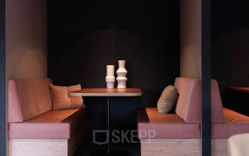 Gezellige werkplekken in het kantoorpand op Overschiestraat 63, Amsterdam Nieuw-West. De ruimte biedt comfortabele zitbanken en tafels voor vergaderingen of werk.