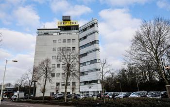 Modern kantoorpand huren aan de Overschiestraat 63 in Amsterdam Nieuw-West, met ruime parkeergelegenheid en strak exterieur.